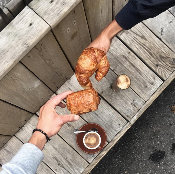 Faire un cheers avec des viennoiseries c'est bien plus amusant